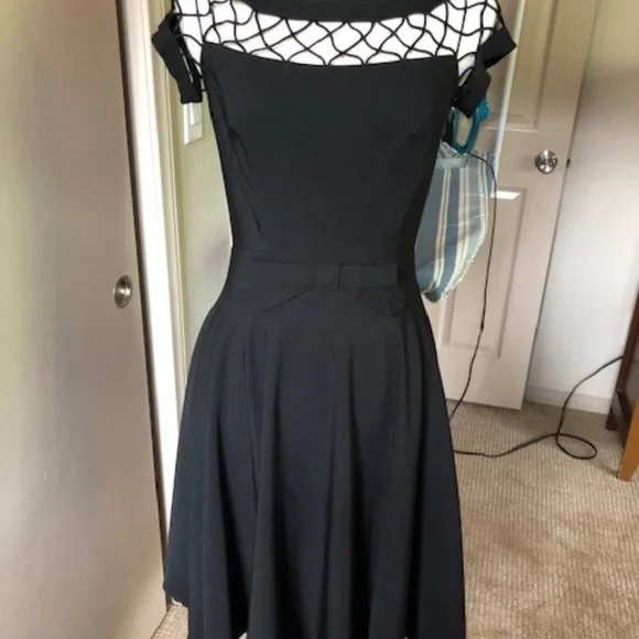 Elegant Black Dress with Mesh Detail - Picture 1 of 3